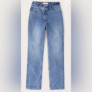 Size 31
Abercrombie Curve Love Ultra High Rise 90s Straight Jean